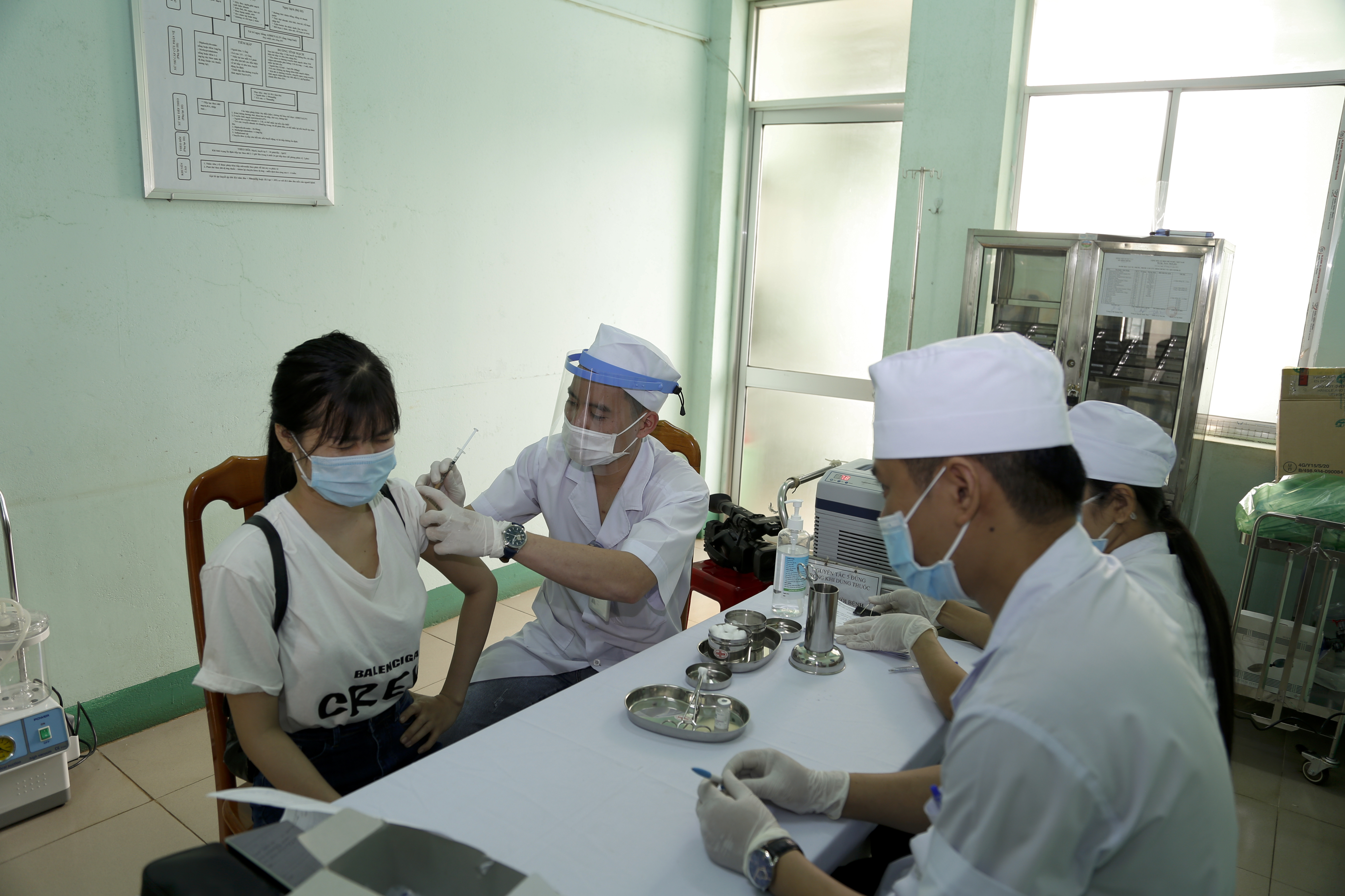 Bệnh viện Quân y 211 tiêm vaccine phòng Covid-19